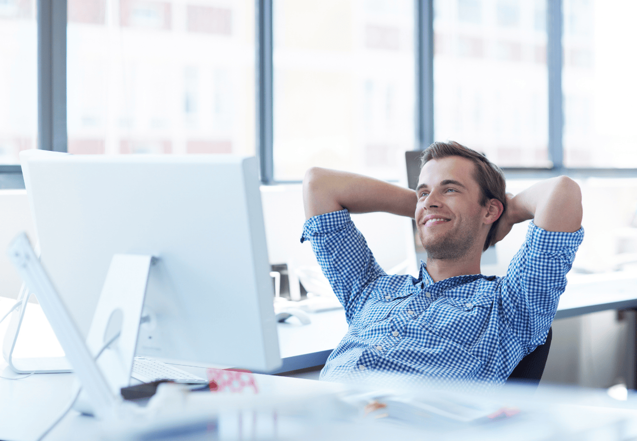 Man at ease in front of computer